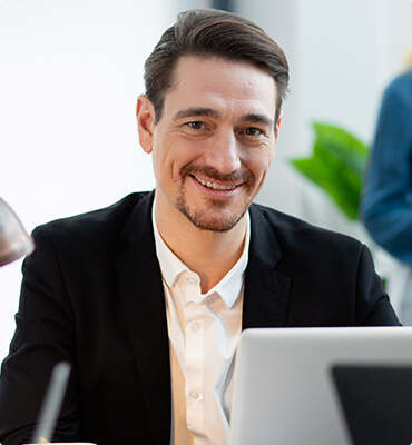 https://safaie.co/wp-content/uploads/2022/08/team-1.jpg